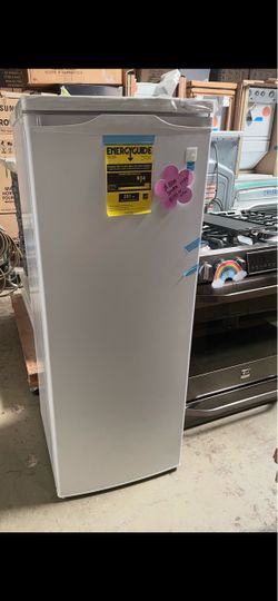 Up right freezer avanty white
