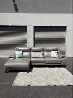 Gorgeous Gray 3pc Sectional with Built-in Electric Recliner (Free Delivery 🚚)