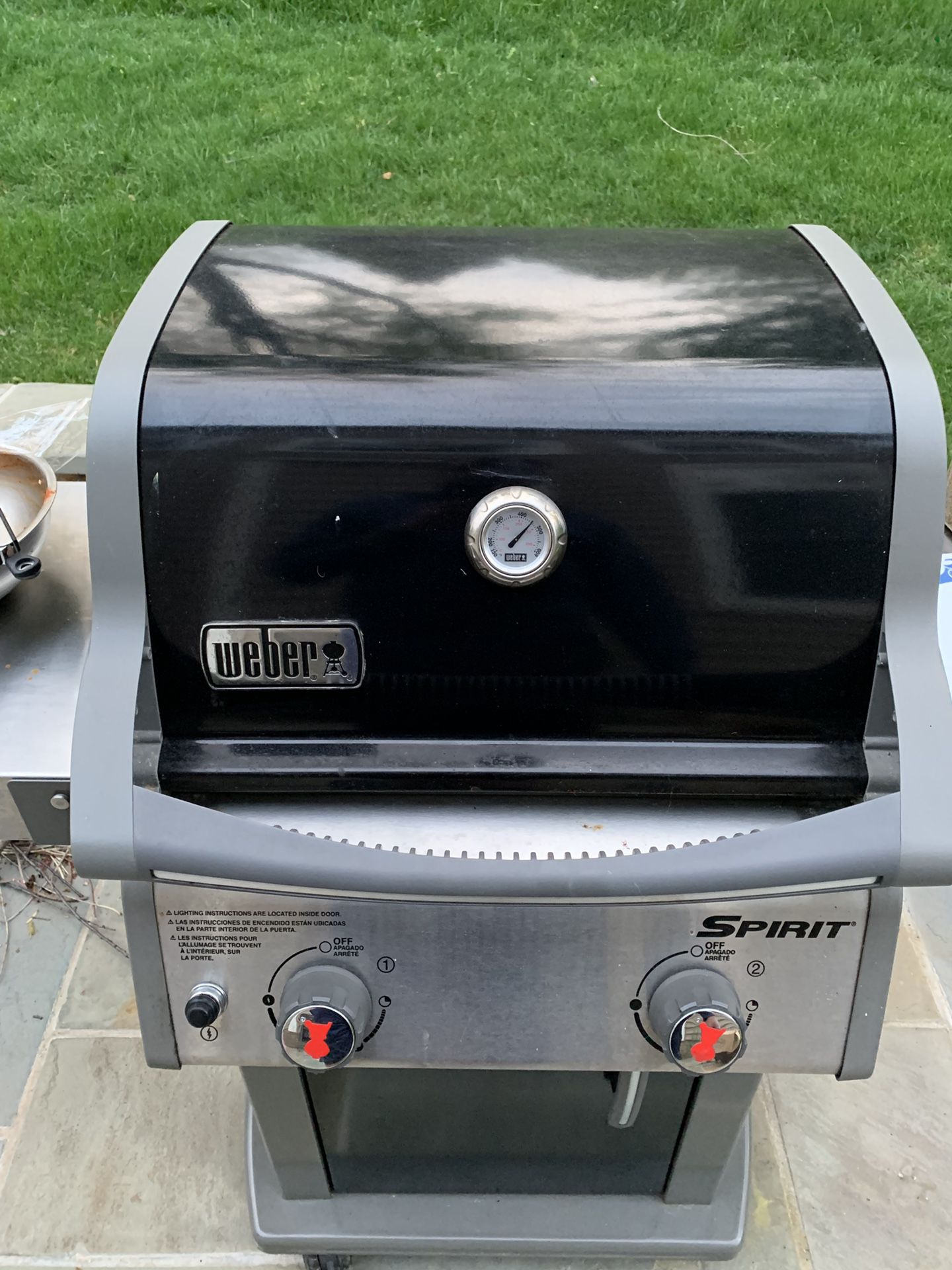 Weber E210 Grill 2 years old - Propane Grill