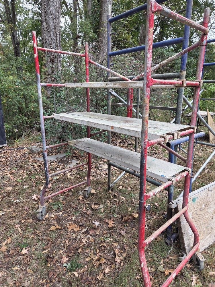 Rolling Interior Scaffolding With Wide Base