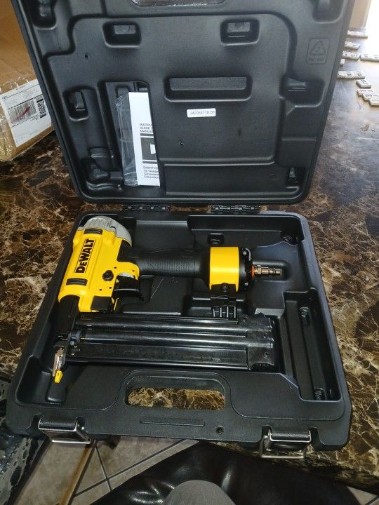 Open Box - DEWALT 18-Gauge Pneumatic Brad Nailer