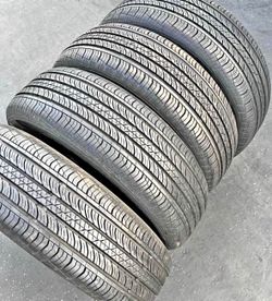 225/65/17 Continental Set de Tires con 80% de vida las 4