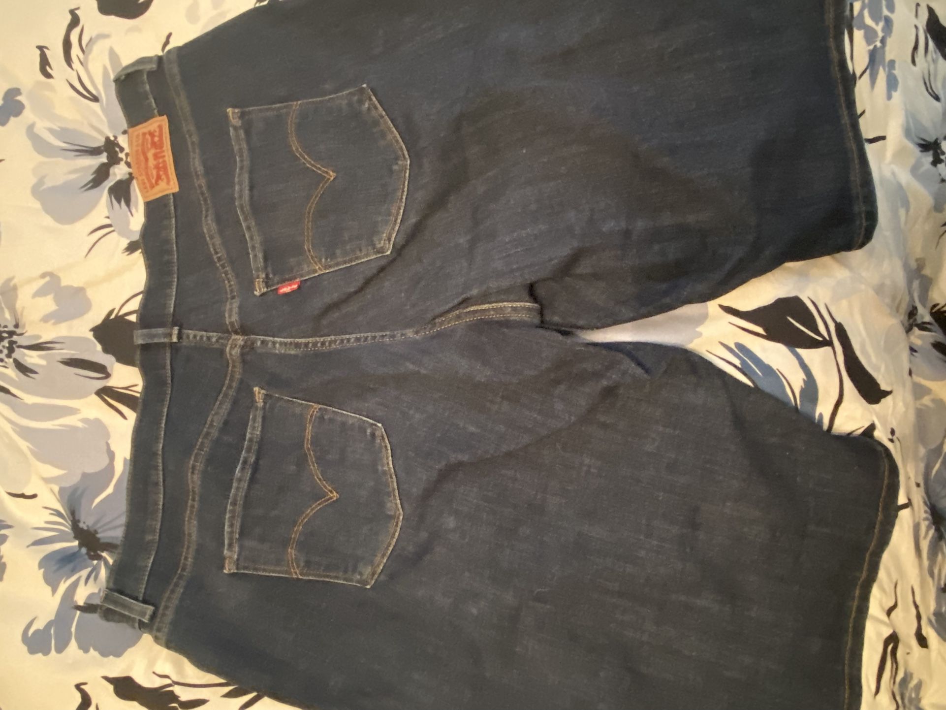 Levi Shorts Size 33