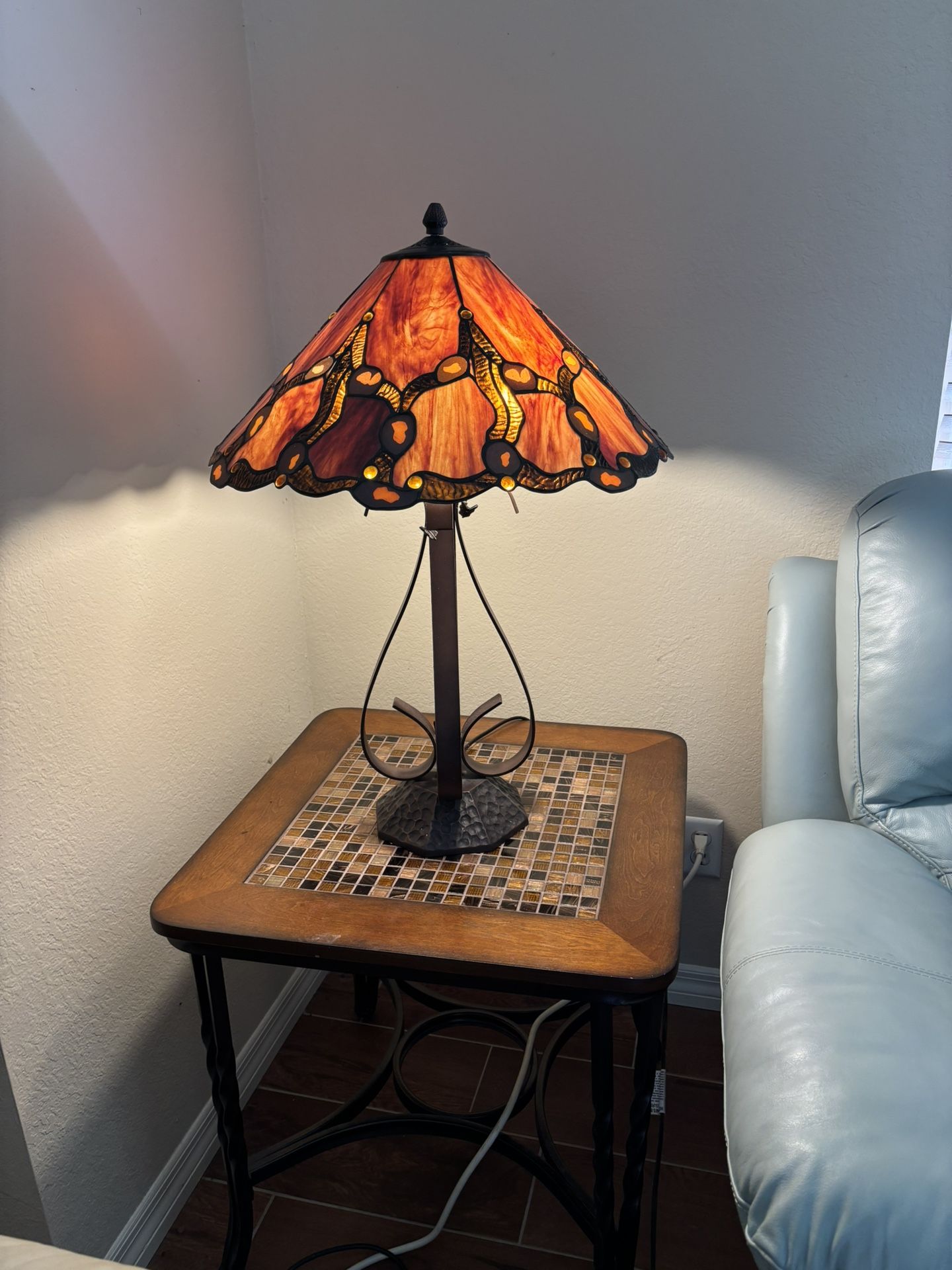 2 Beautiful End Tables With Lamps