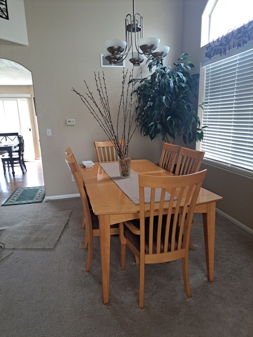 China Hutch And Table