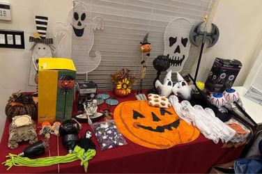 Halloween Decor Lot – Ghosts, Pumpkins, Skeletons & Projection Lights Indoor/Outdoor 40+ Items