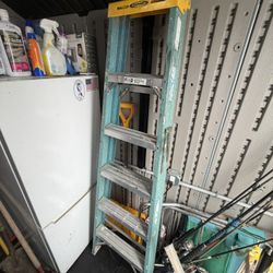 6’ Fiberglass Ladder 