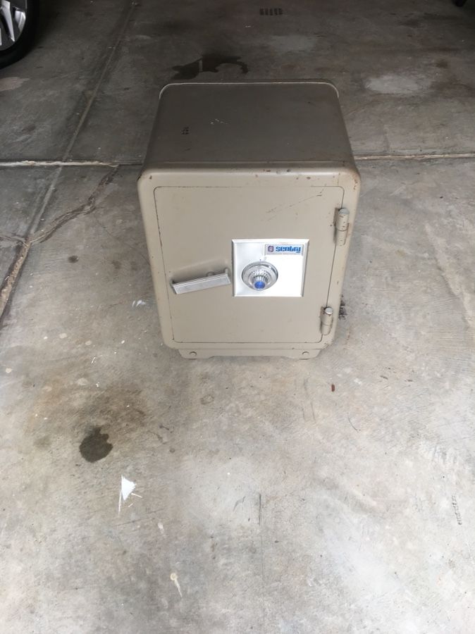 Combo safe on rollers