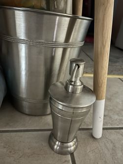 Set Handwash Dispenser And Trashcan
