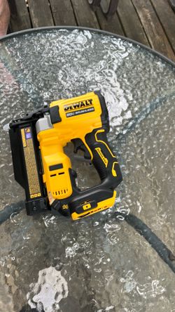 DeWalt 20 V pin nailer