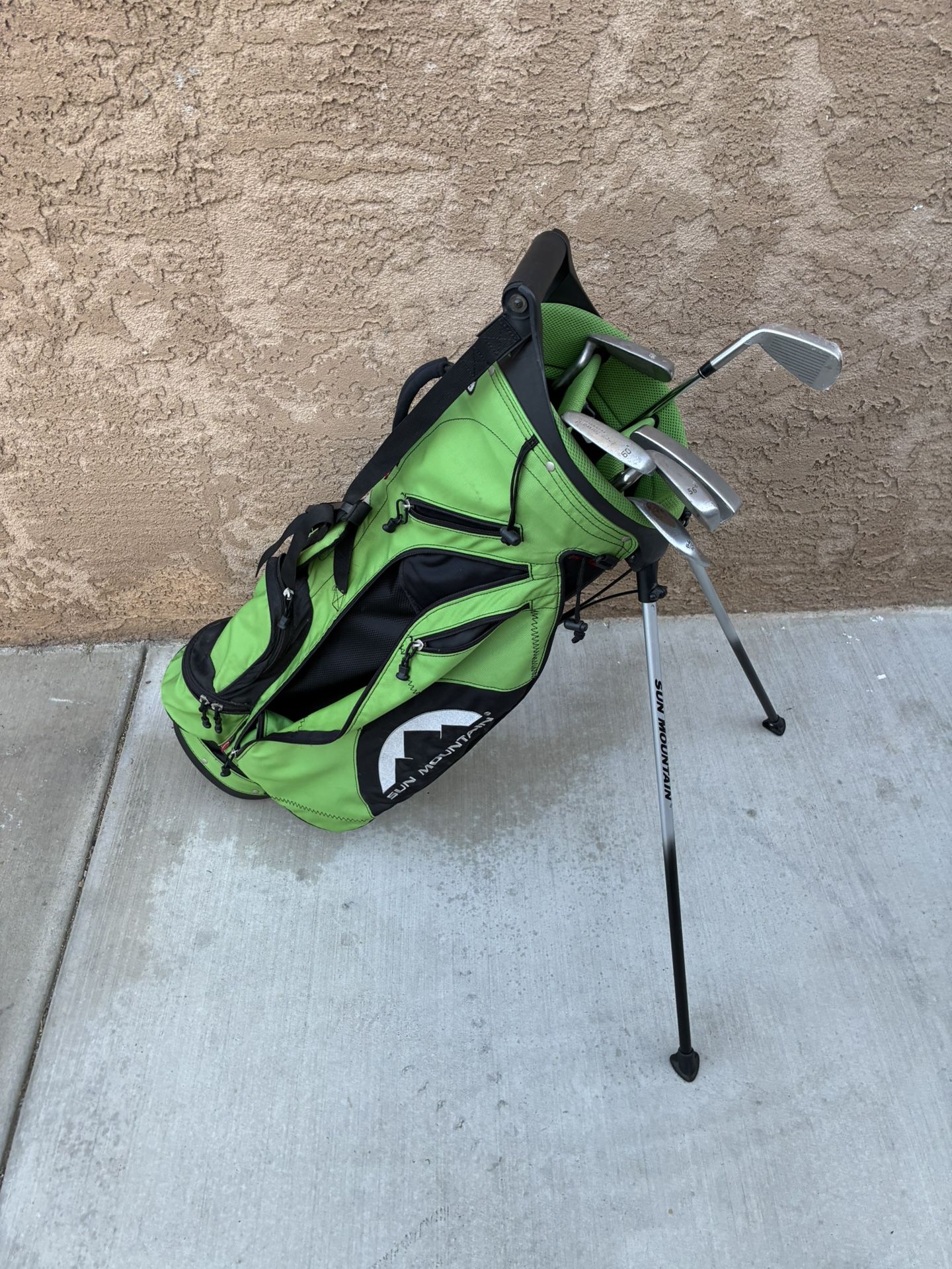 SUN MOUNTAIN GOLF BAG CLUBS NOT INCLUDED