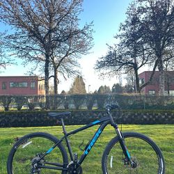 Trek Marlin 5 Mountain Bike – 29” wheels (18.5” Frame) Bicycle