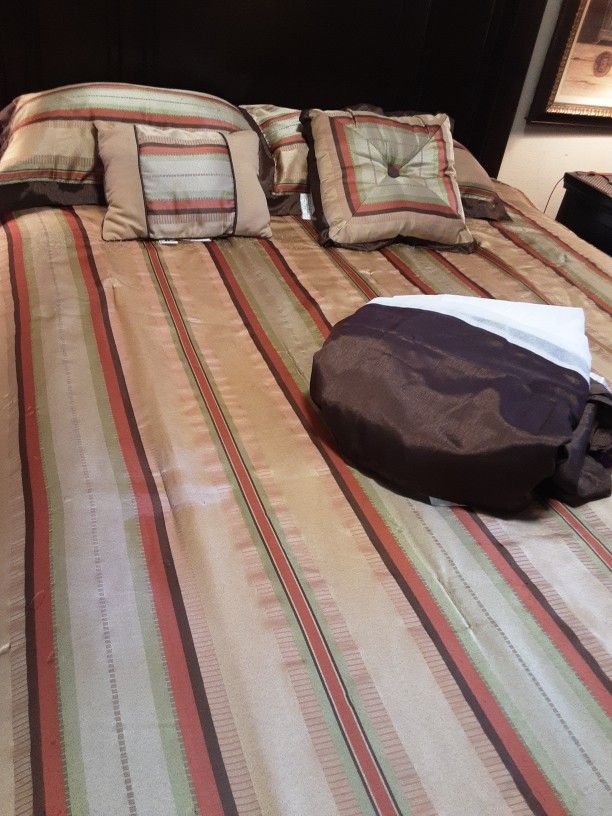 6 Piece Set, Queen Size Comforter, 2 Cushions, 2 Pillow Shams, Bed Ruffle