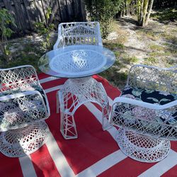 Patio Set Fiberglass Table & Glass 28”D X 28”H With 3 Swivel Chair & Cushions In Excellent Condition $180 Firm On Price