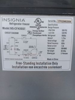Insignia NS-CF43SS7 Refrigerator-Freezer