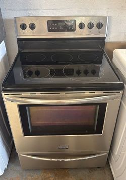 Frigidaire Electric Stove with Ceramic Glass (Excellent Condition)
