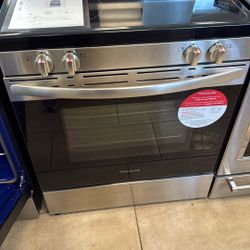 With Air Fry Frigidaire Stove 499$ 