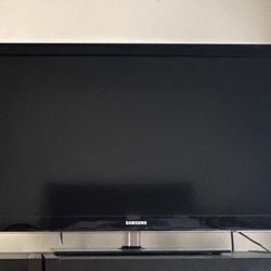 Samsung TV (No shipping option available; negotiable; please see description)