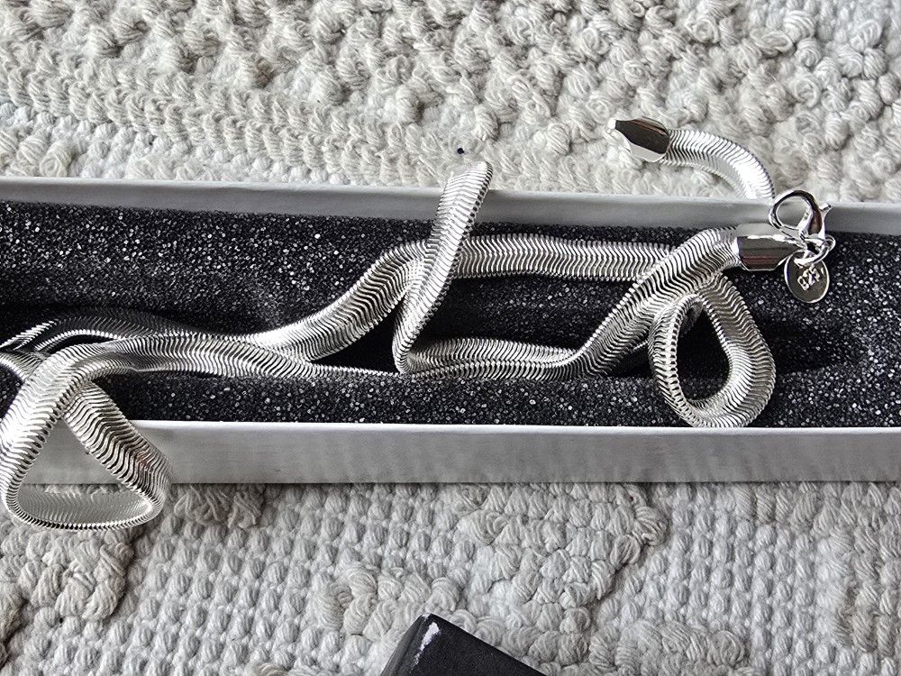 925 Silver Sneak Chain 24" Long Front Top To Bottom
