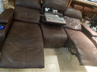 Recliner sofa 100%leather 3 years old great condition, side pockets, UB port  and cup holders