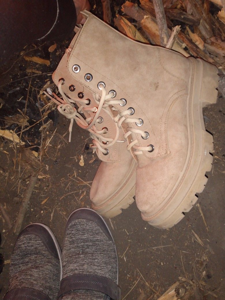 Size 8 Womens Beige Suede Combat Boots - New