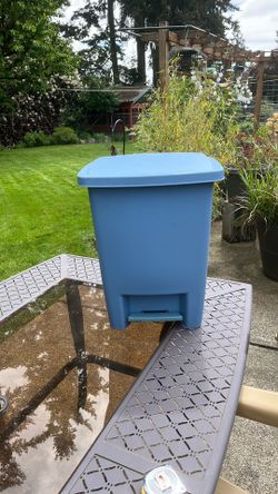 Vintage 8 gallon Rubbermaid Step-on Wastebasket