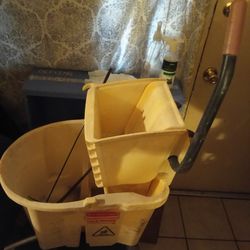 Industrial mop bucket