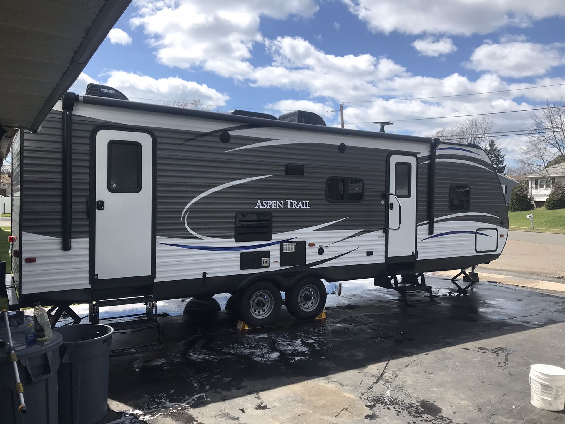 Travel trailer camper
