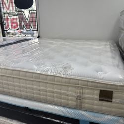 KING SIZE KING KOIL NATURAL COLLECTION MATTRESS & BOX SPRINGS BED SET