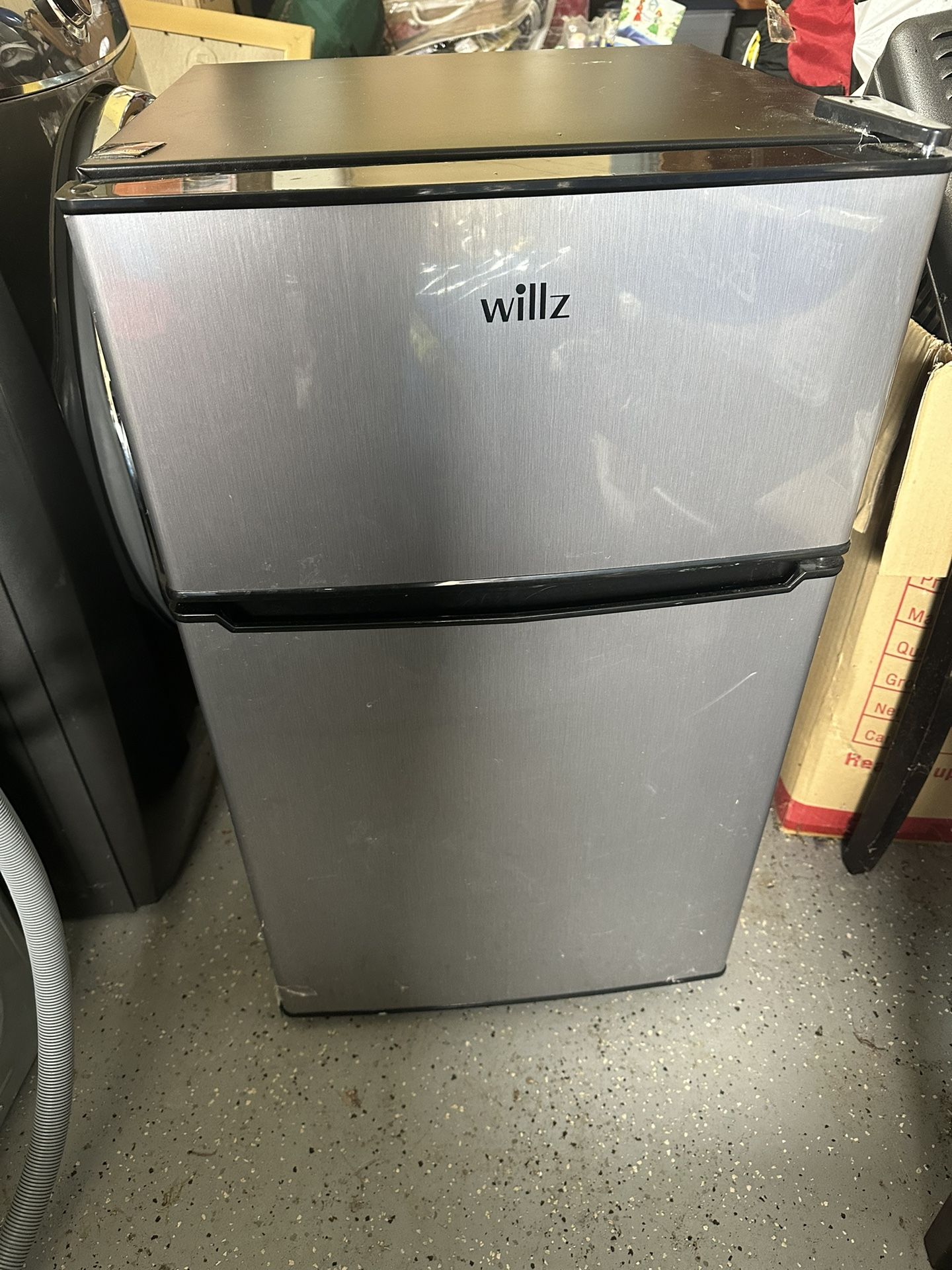 Mini Fridge w/top shelf freezer