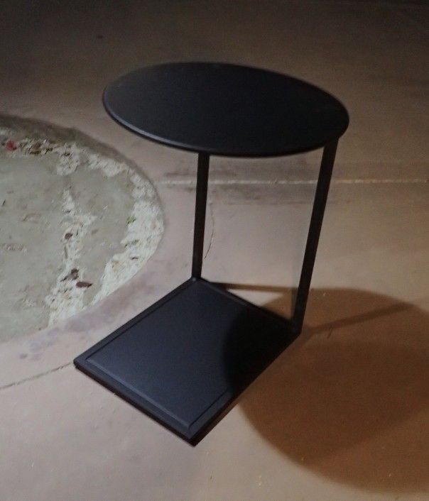 C Shape End Table Black Metal