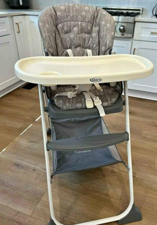 Pickup from lebnonTN 37087...Graco Slim Snacker Highchair,foldable and easy to carry..good in condition..pet and smoke free home
