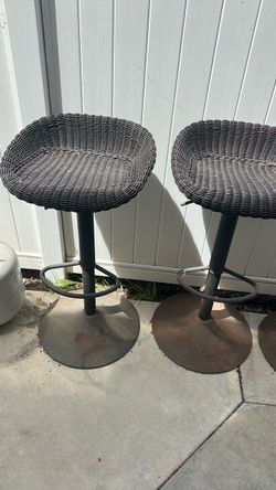Outdoor wicker barstools raise and lower