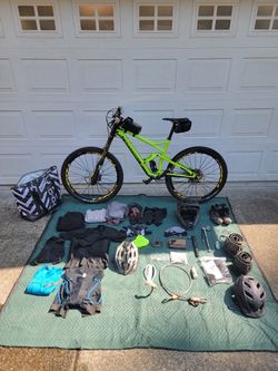 Cannondale Jekyll Mountain Bike with Gear Bundle (Medium Frame)