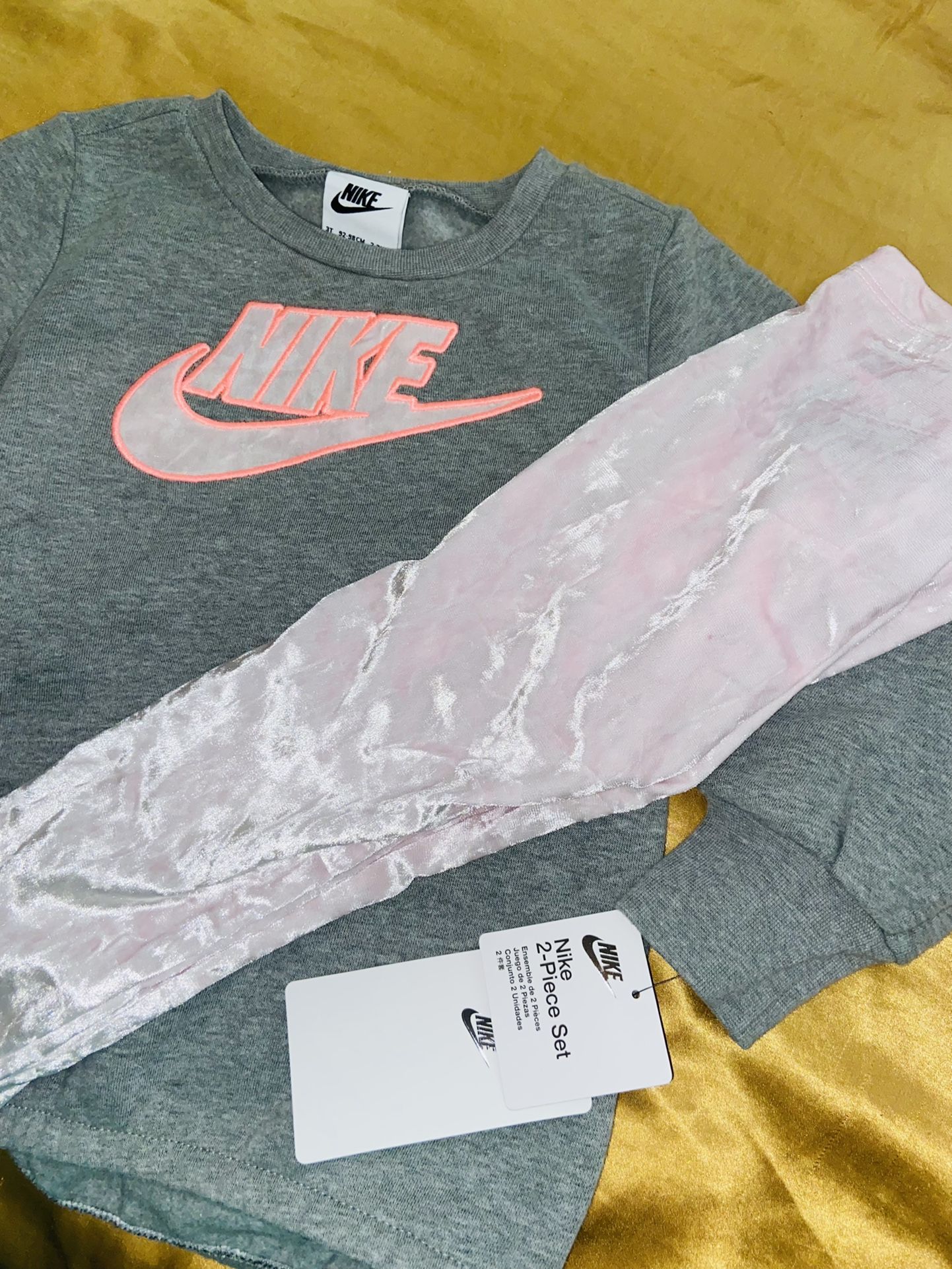 NIKE 2 PIECE OUTFIT 4T