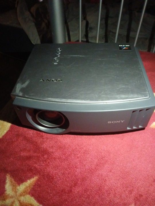 Sony VPL-AW15 Bravia Home Theater 3LCD Projector