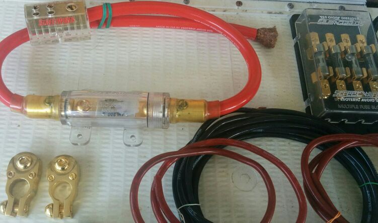 Auto amplifier power cable fuse block