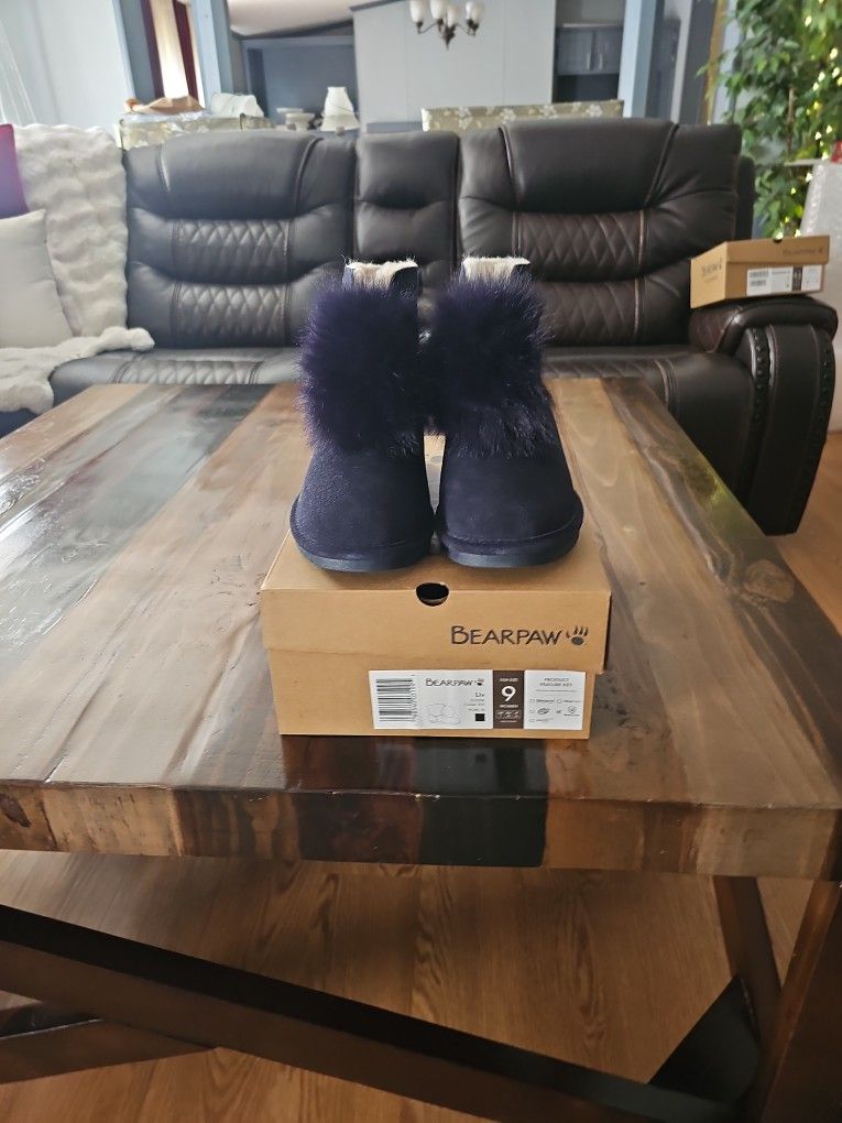 Liv Navy Bearpaw With Pom Pom