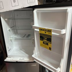 Mini fridge - Refrigerator - 2.5CF New Never Used