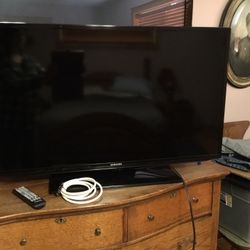 Samsung 40” Color TV  With Remote And Coaxial Cable.     Not A Smart  TV
