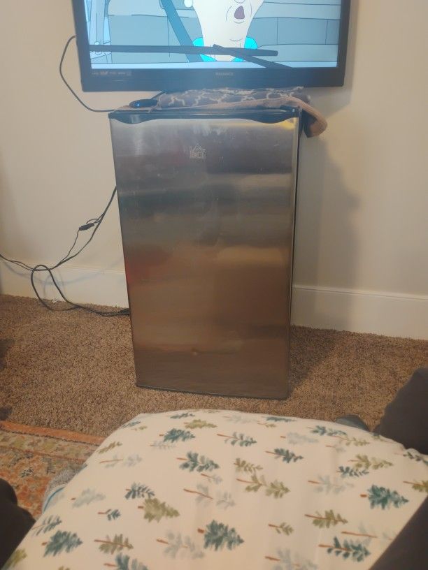 Minifridge. Dust Is Baking Soda, Will Be Cleaned Prior to Sale. Everything Works. Low Energy Pull