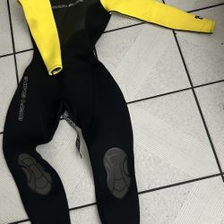 Wetsuit Teenager Size 5-6. Only $10 Cash Pick Up Only 