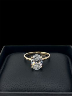 Solitaire Oval diamond Ring in yellow gold