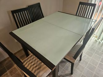 Dinnig table with chairs