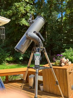 Telescope with automatic alignment