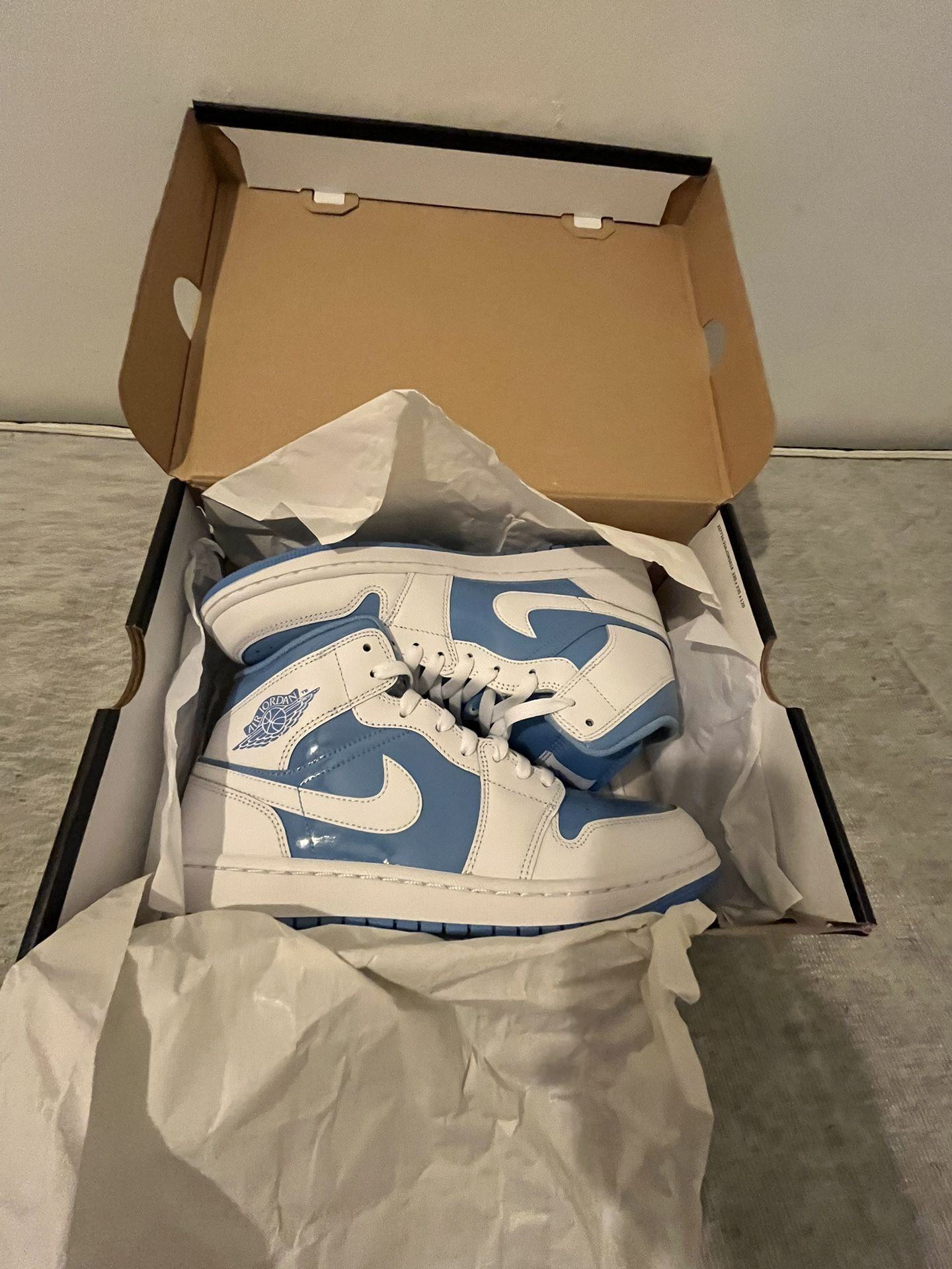 Selling Jordans 1 /white&babyblue