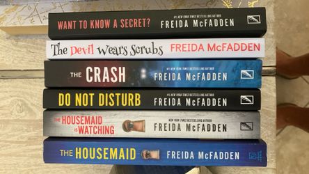 Books Freida Mc Fadden ( soft cover )