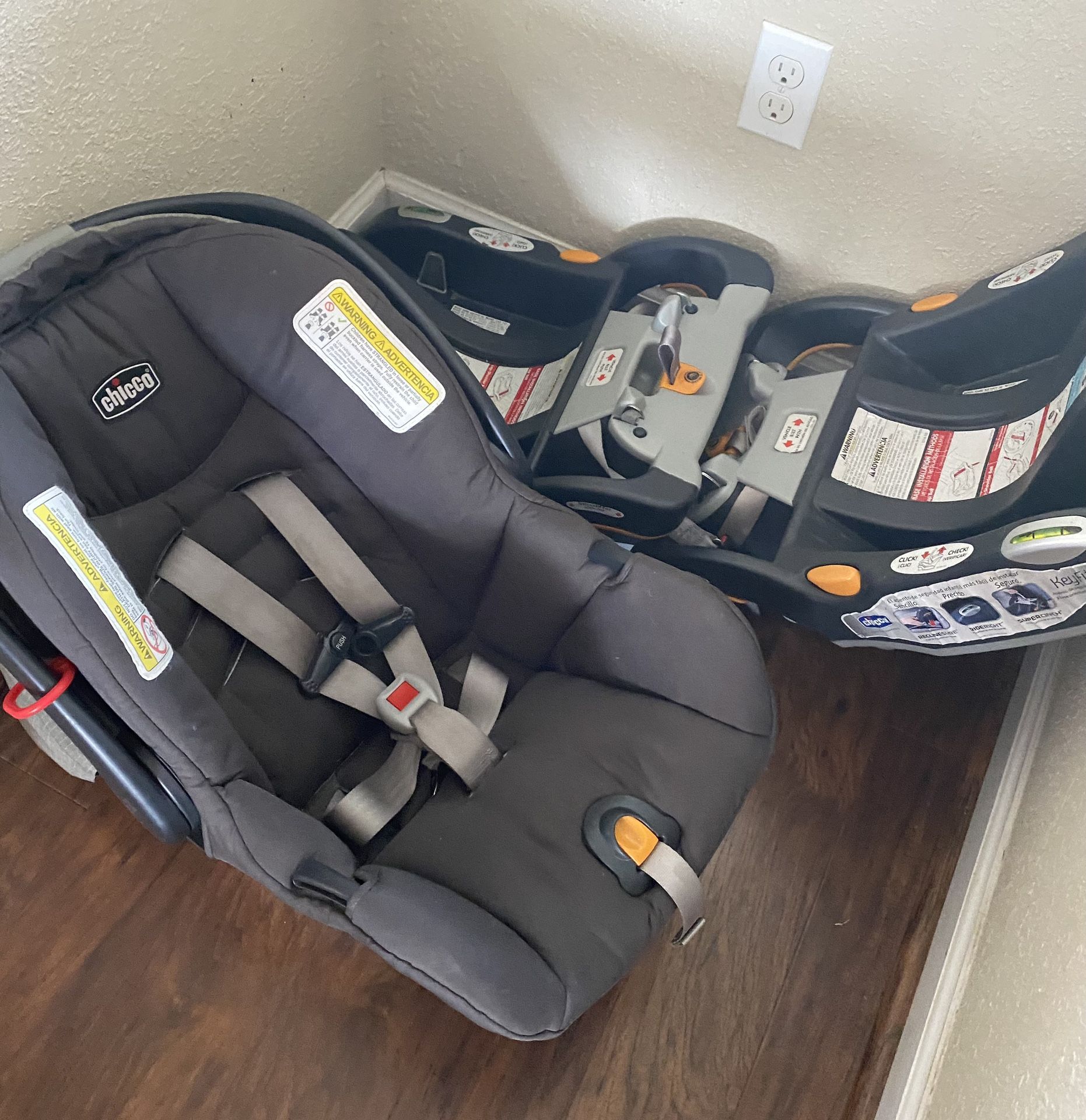 Chicco Keyfit Carseat and 4 bases