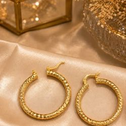 Aretes de aro laminados en oro