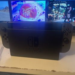 Nintendo Switch With Peely Controller Mario Kart 8 Mortal Kombat 11 and MICRO SD 256 GB